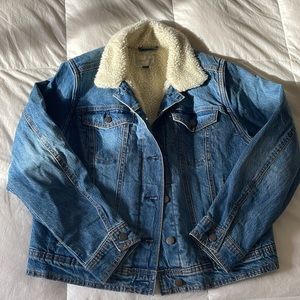Universal Thread Women’s Denim Jacket with Sherpa Lining Size M